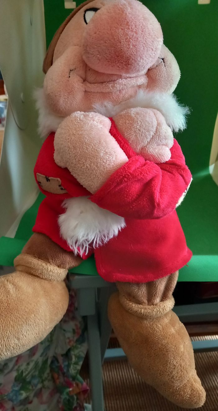 Peluche Disney Store GRINCHEUX un des 7 nains - photo numéro 8