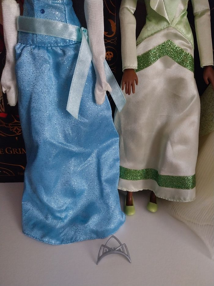 3 Poupées Tiana Restaurant Serveuse et en robe bleue et couronne + tenue verte princesse Disney - photo numéro 5
