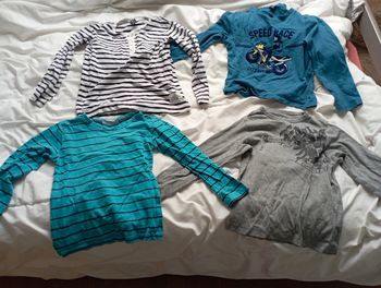 Lot 4 tee manches longues marques diverses 6 ans 6€