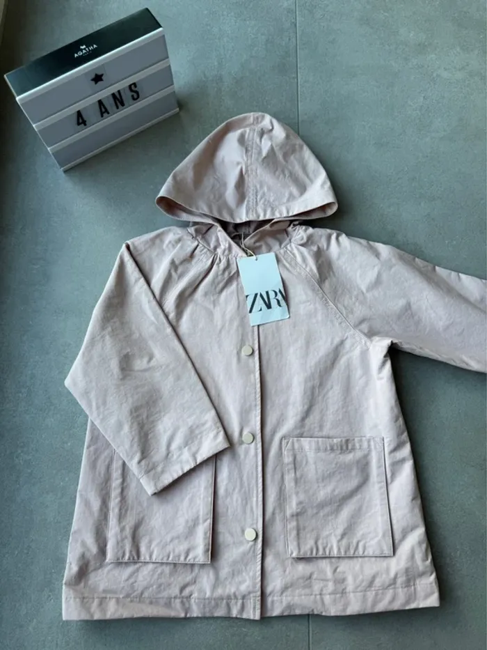 Veste à capuche / coupe-vent rose pâle NEUVE - Taille 4 Ans