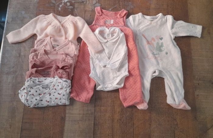 Lot vêtements fille 1 mois