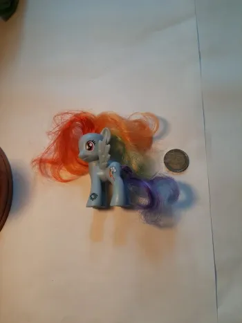 Figurine petit poney arc-en-ciel 2010