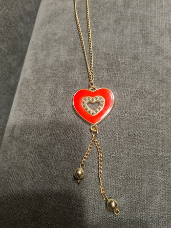 Collier long. 42 cm. Cœur rouge.