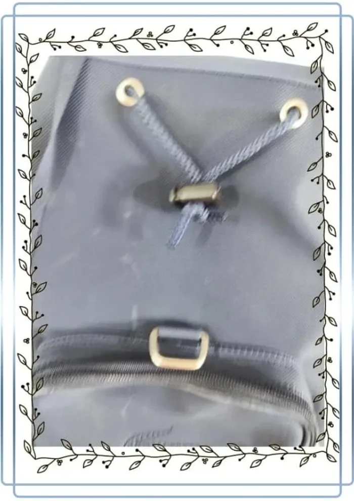 Sac à dos bleu marine lacoste vintage, bon état mais quelques marques d'usures, 26x26cm - photo numéro 6