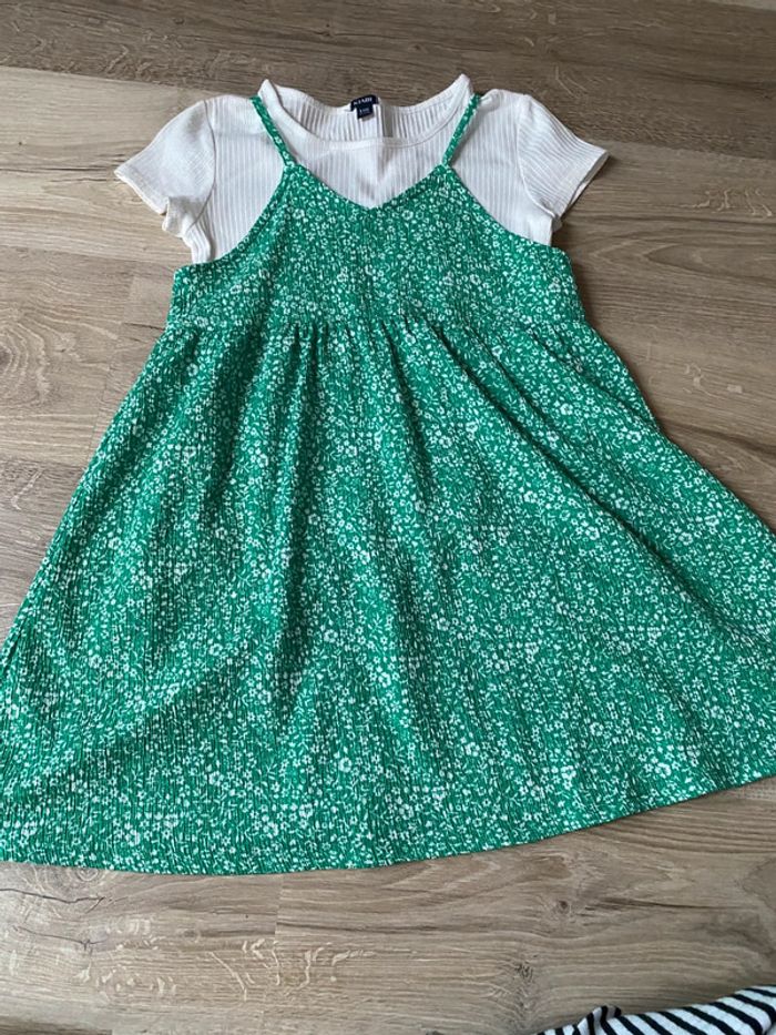 petite robe d’été verte à fleurs avec T-shirt blanc cousu