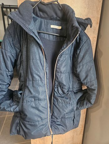 Blouson d’hiver chaud et confortable – taille 14 ans (164 cm)Vends blouson d’hiver de la marque Name It, en très bon état.
Coloris bleu foncé avec motif discret ton sur ton.
✔ Doublure intérieure polaire ultra douce et chaude
✔ Fermeture zippée solide
✔ C