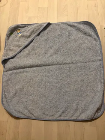 Cape de bain bleu l’enfant do éponge très bon état