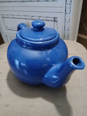 Jolie Théière bleue.