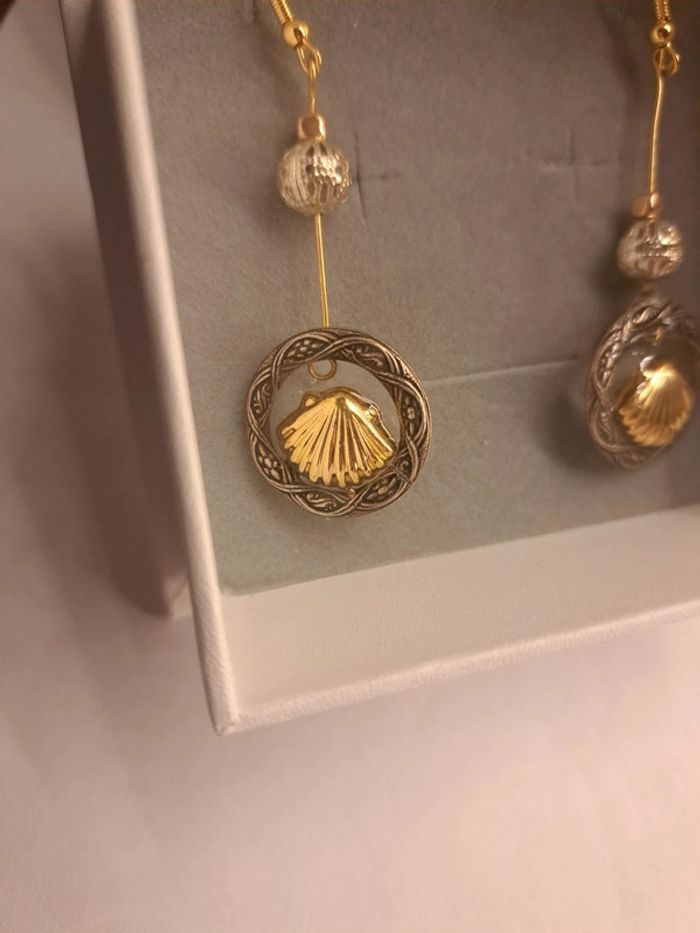 Boucles d'oreilles pendante en résine coquillages doré - photo numéro 6
