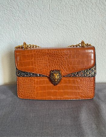 Sac bandoulière marron à motif croco - Style chic vintage