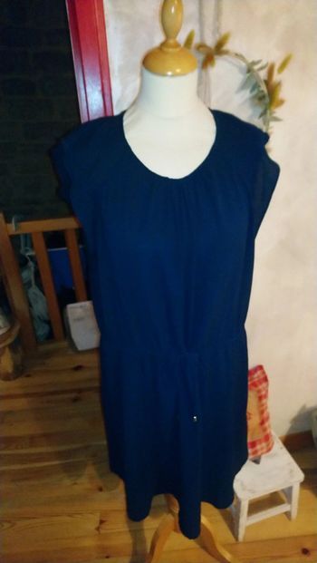 Jolie robe bleue marine Kiabi taille 46 en très bon état