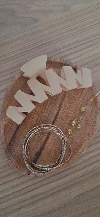 🤍 Maxi pince à cheveux beige + 5 bracelets strass roses – Neuf