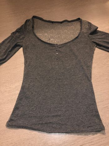 Haut avec large encolure