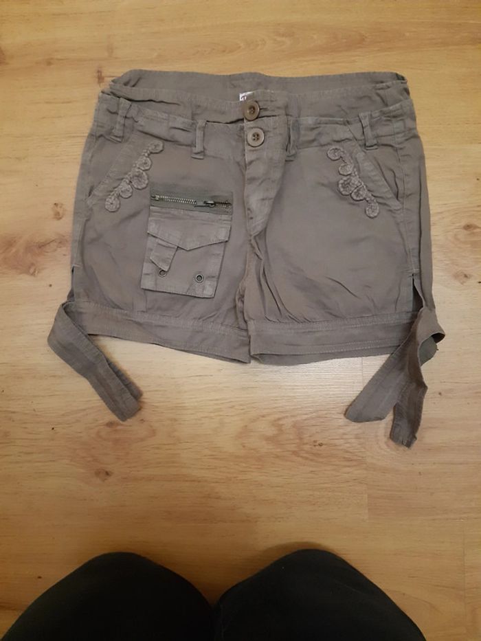 Short fille