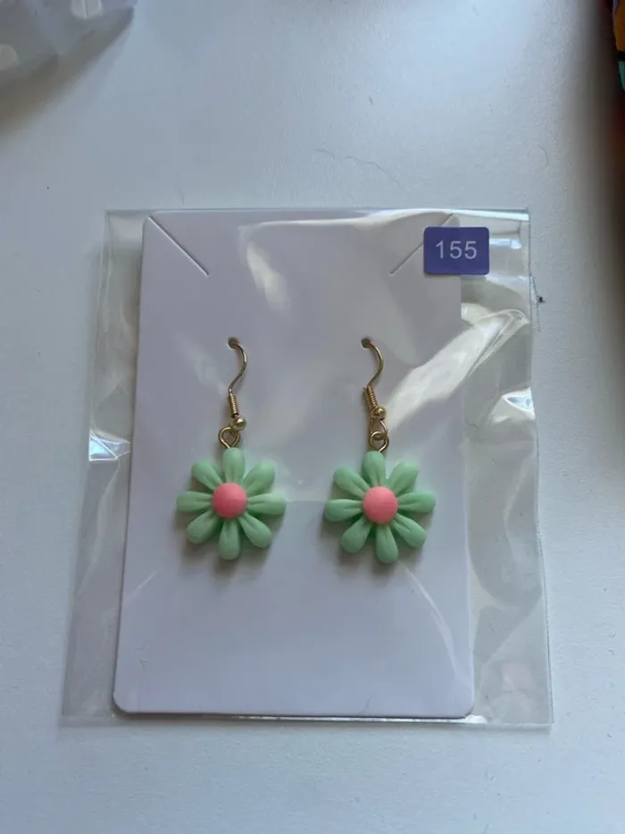 Boucles d’oreilles marguerite vert clair et rose
