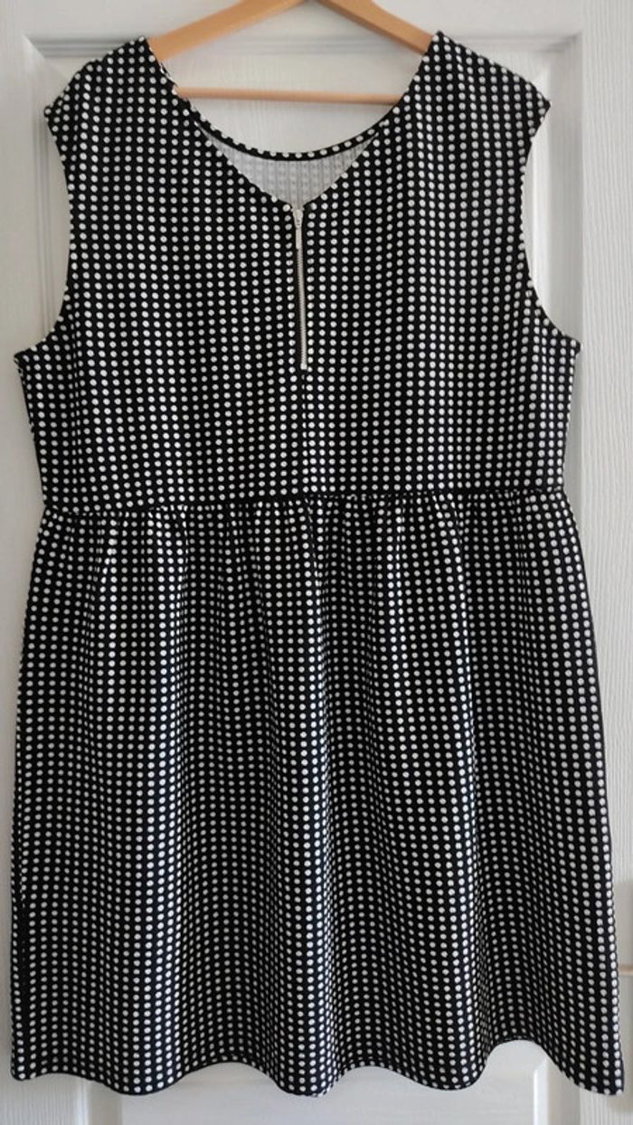 Robe noire à pois blancs sans manche - Geena
Taille XXL - photo numéro 5