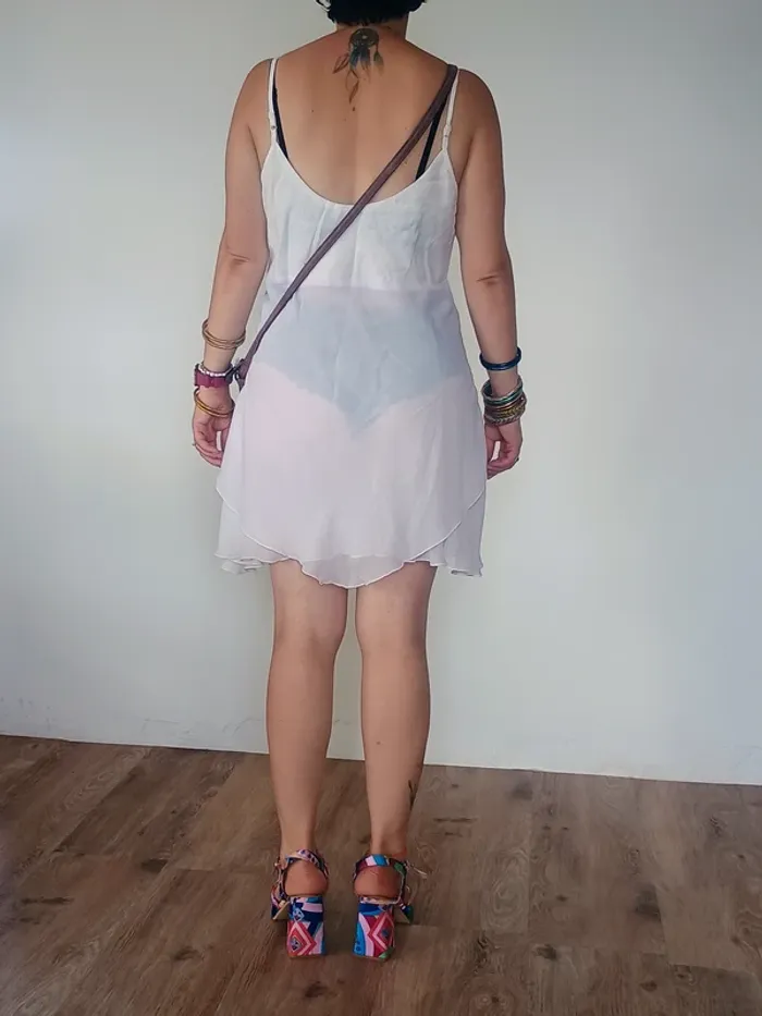 Robe blanche transparente bohème avec perles et coquillages - photo numéro 2