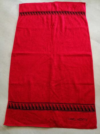 serviette rouge et noire Daniel Hechter 105 x 65 cm