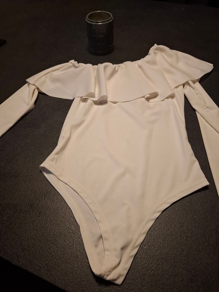 Body blanc épaules dénudé - photo numéro 2
