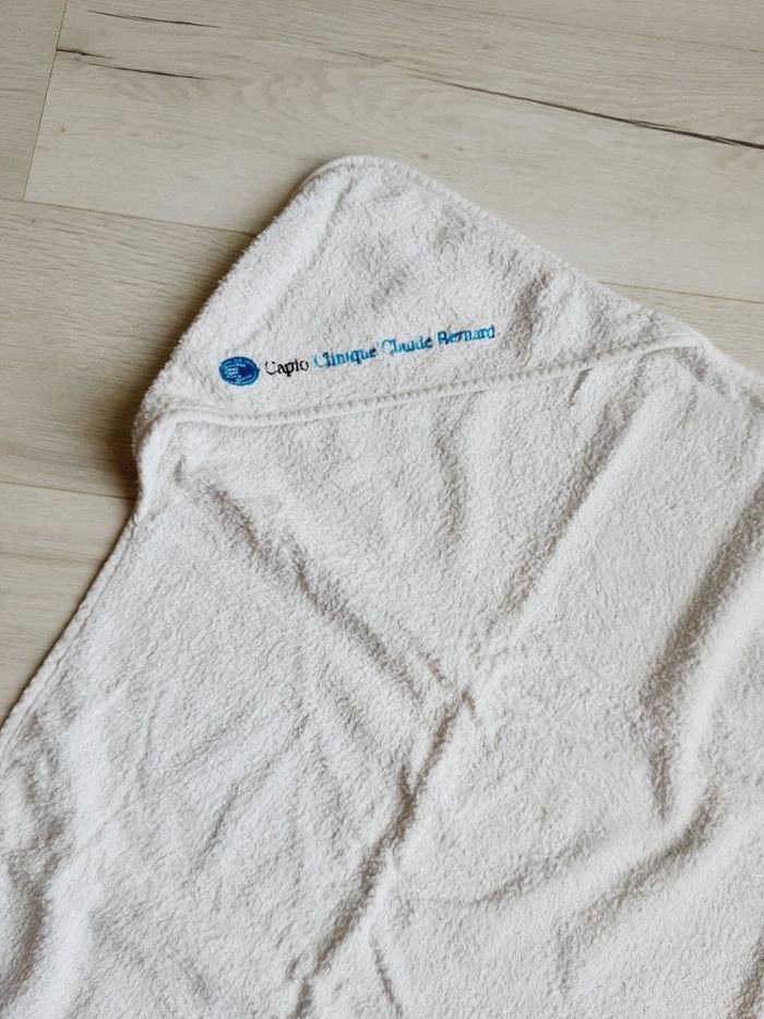 Vêtement de bain cape de bain bébé mixte garçon fille blanc Capio Clinique Claude Bernard - photo numéro 2