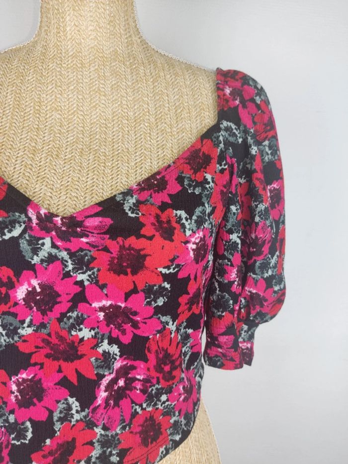 Blouse manches courtes ballons motif fleuri rose rouge noir gris