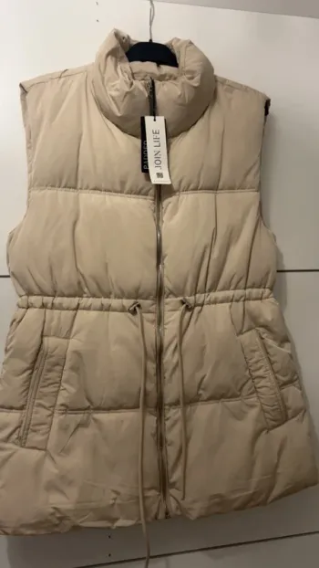 Doudoune stradivarius sans manches beige taille M neuve avec étiquette