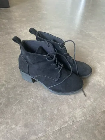 Chaussure lacet à talon en très bon état
