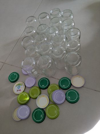 Petits pots bébé propres avec couvercles