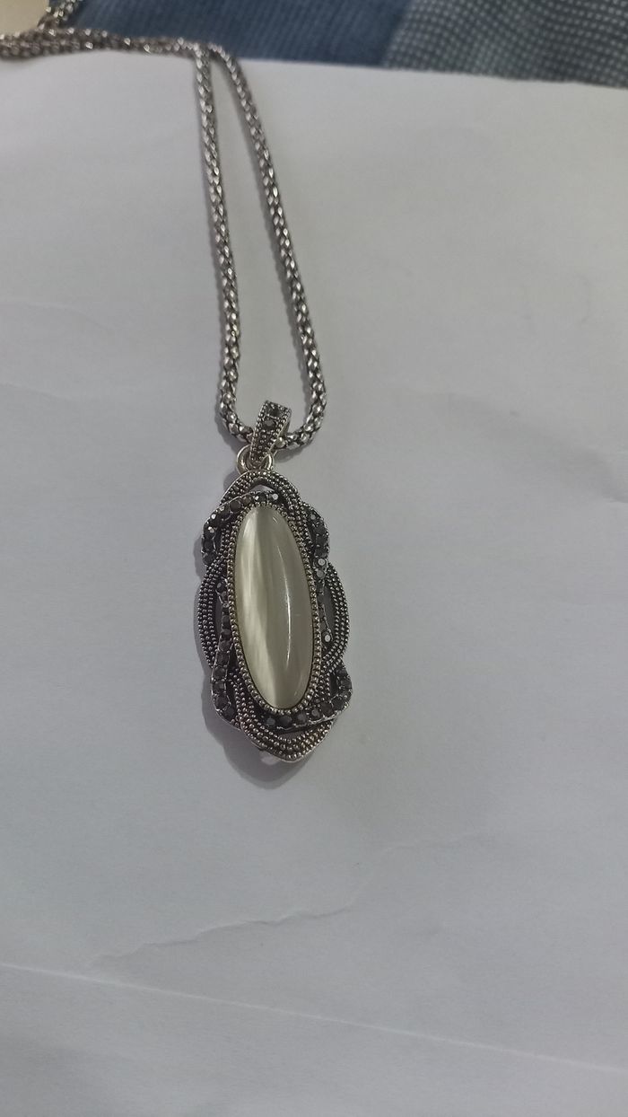 collier avec pierre