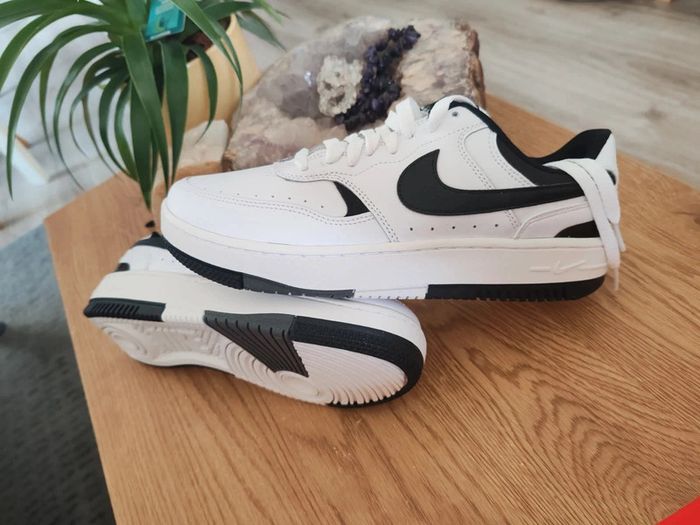 Nike Air Force Gamma Noir et Blanche neuve taille 40