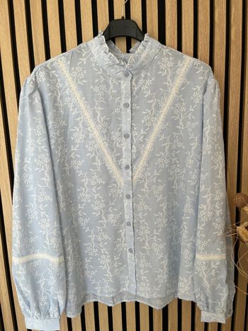 Chemise bleue et fleurs brodées 100% coton