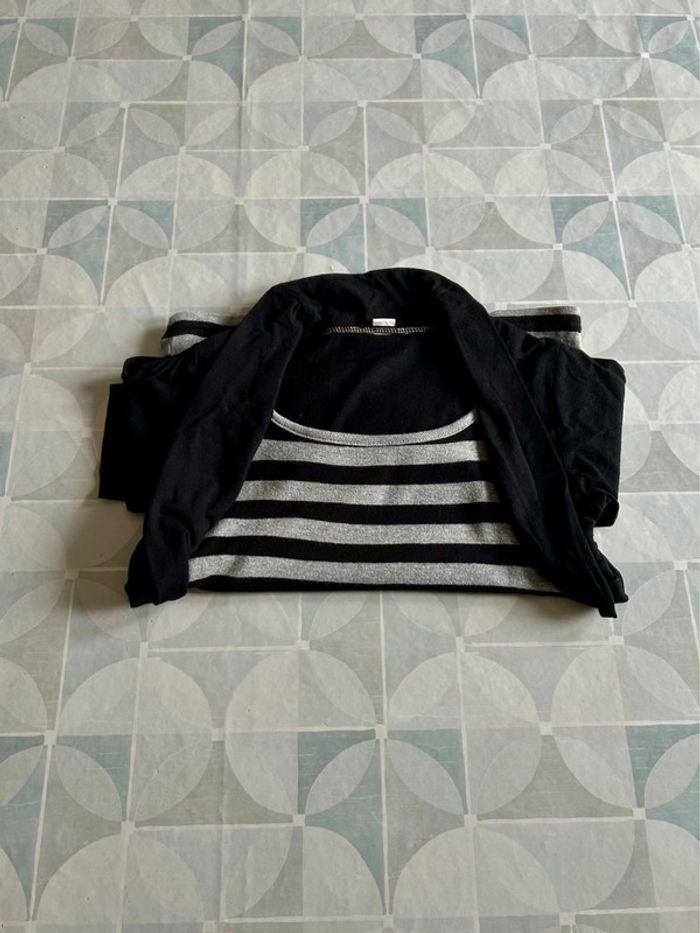 T shirt fille - 9 ans - en bon état - photo numéro 3