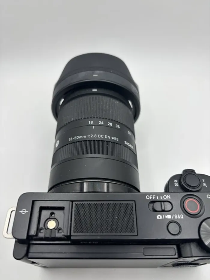 Sony Alpha ZV-E10 sans miroir avec objectif Sigma 50MM f2.8 DC DN