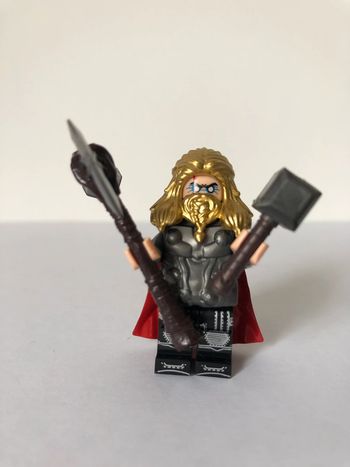 Figurine type lego Thor. Marvel