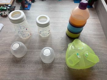 Boîtes dosettes de lait + biberons 