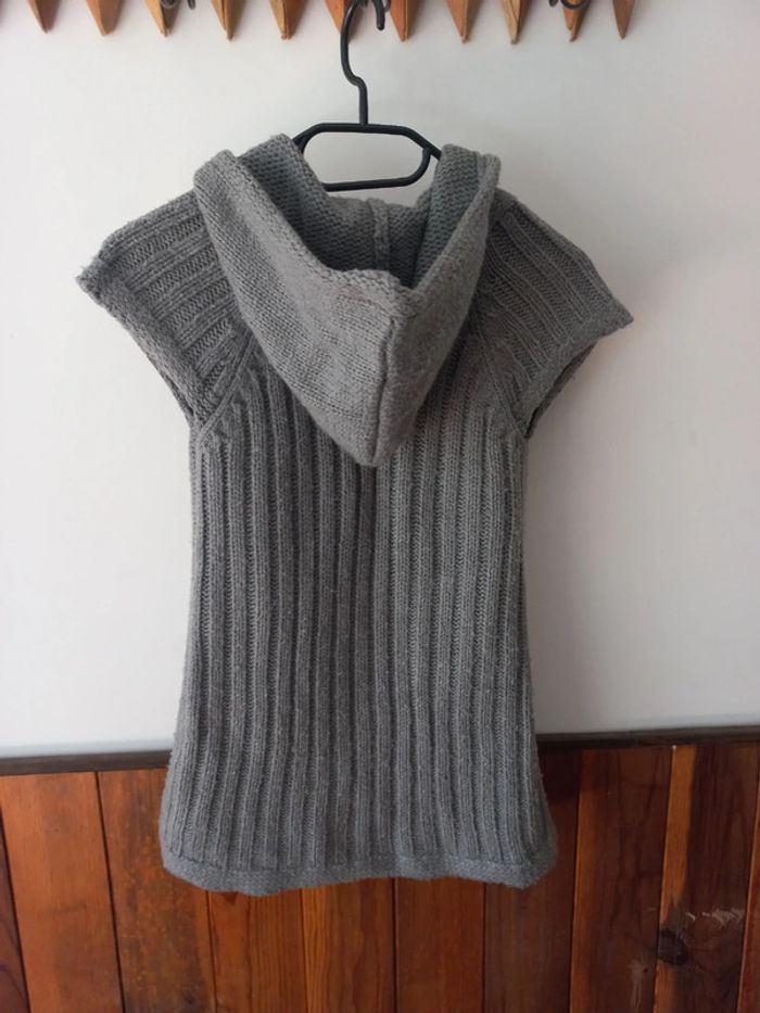 Gilet gris sans manches avec capuche - photo numéro 2