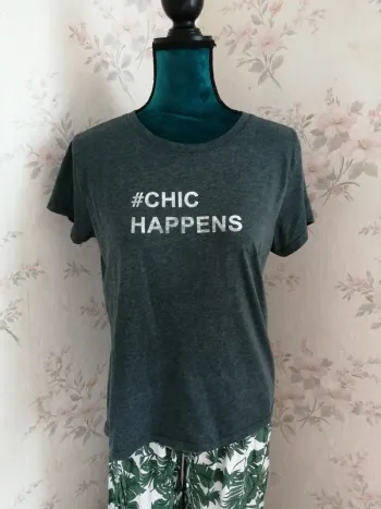 Tee-shirt gris à message argenté # chic happens / up 2 fashion / (L)
