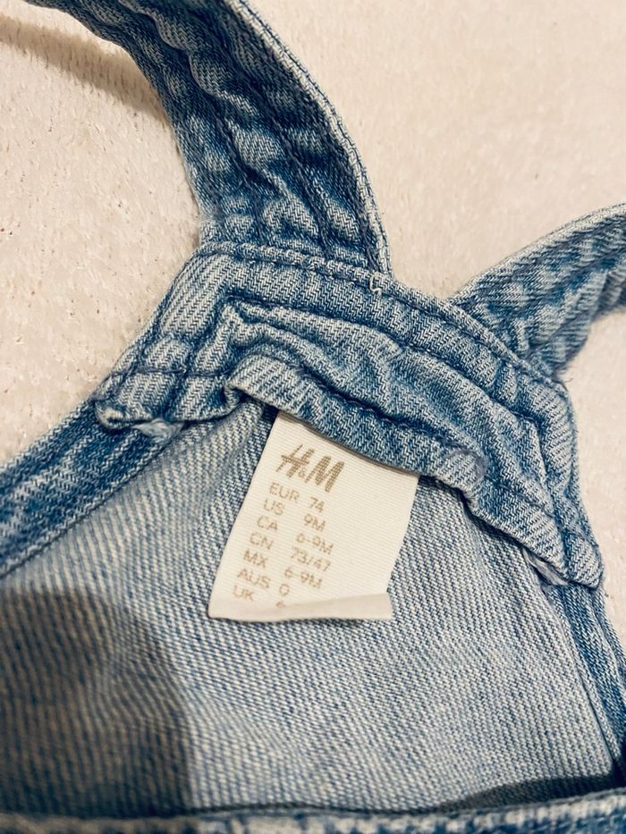 Salopette en jean H&M 9 mois • Bretelles croisées • Très bon état - photo numéro 2