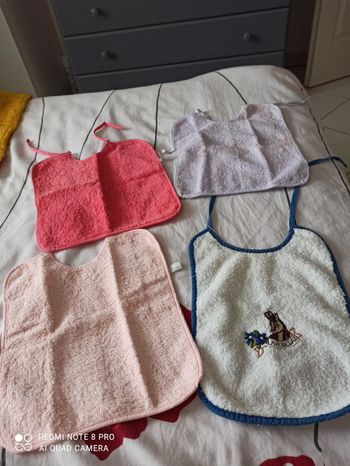 Lot de 4 bavoirs à lacets