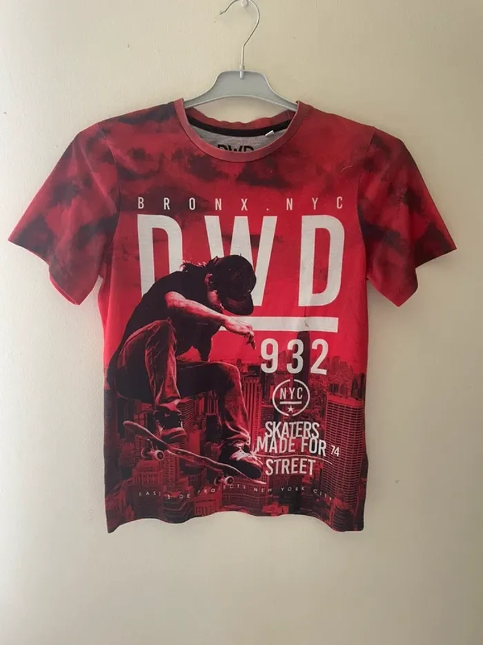 T-shirt rouge de la marque DWD
