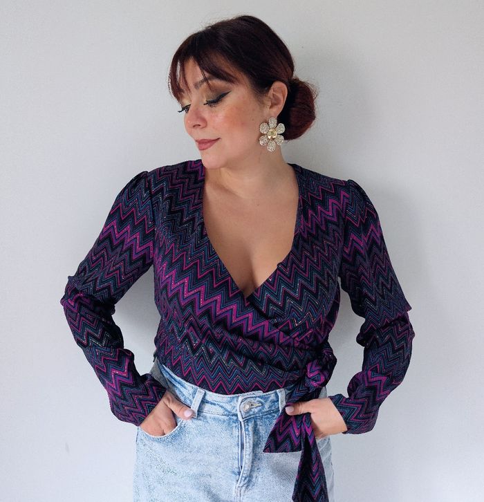 Blouse cache-cœur violet brillant tendance moderne Mosquitos Taille 40 L 
Très bon état - photo numéro 4