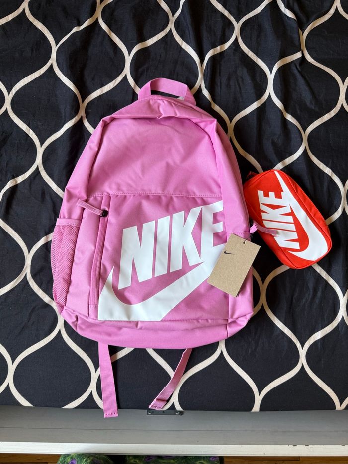 Sac à dos Nike rose avec trousse assortie – Neuf avec étiquettes