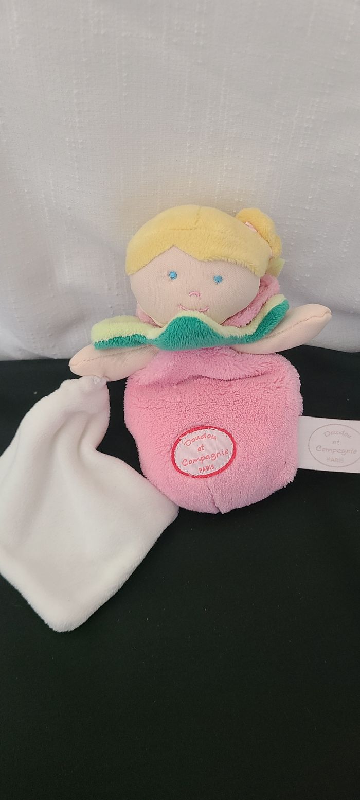 Poupée Les demoiselles douillettes DOUDOU ET COMPAGNIE fraise rose 17 cm