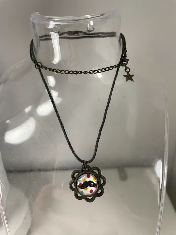 Collier moustache