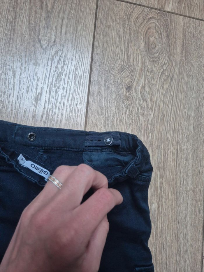 Pantalon cargo gémo bleu foncé 4 ans en très bon état - photo numéro 3