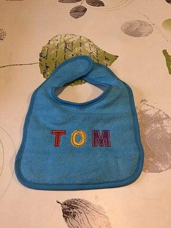 Bavoir avec prénom Tom bleu et blanc 28x19 cm