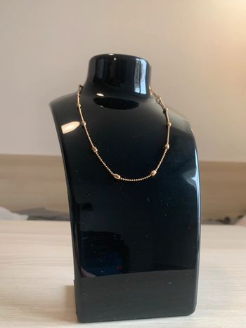 Collier doré.