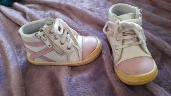 Chaussures hautes en cuir rose et blanc.