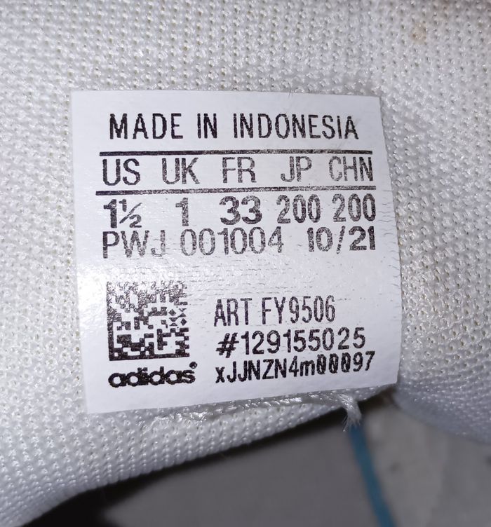 Baskets blanches Adidas 
P. 33 - photo numéro 6