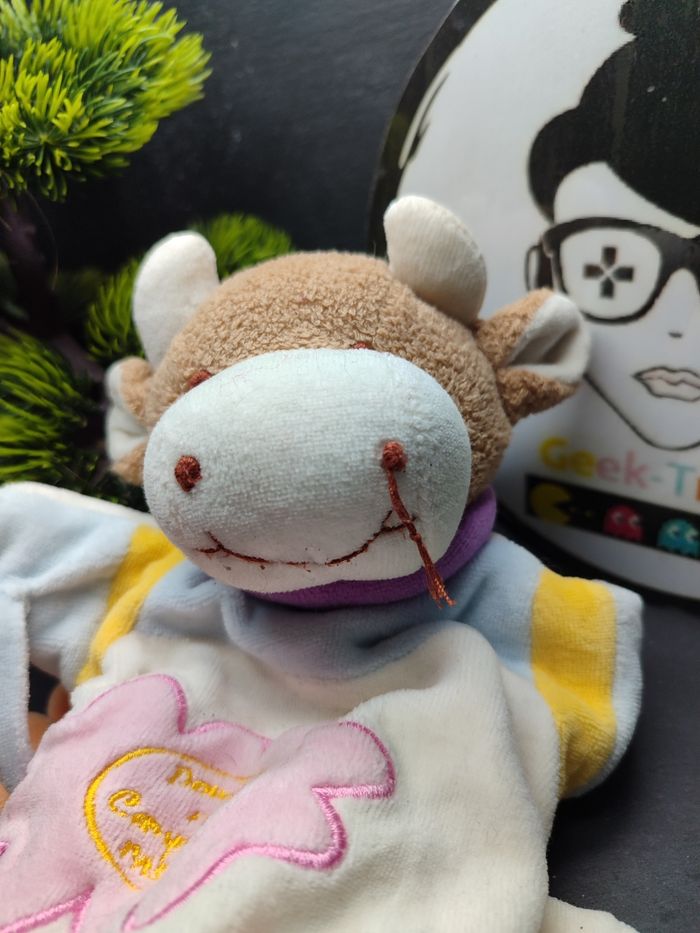 doudou et compagnie Marionnette vache Cerise bonbon marron blanc bleu rose Fleur - photo numéro 3